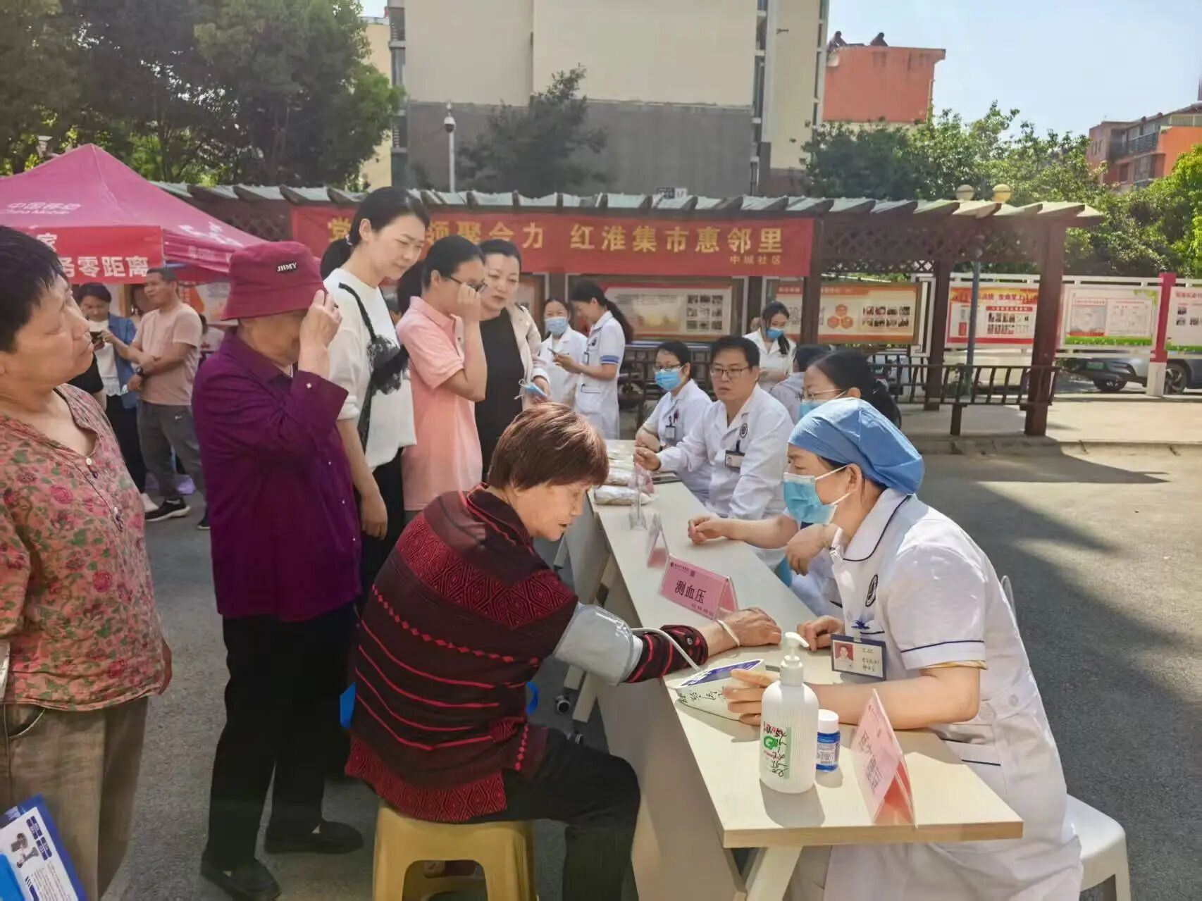 党建引领惠民生 中医义诊进社区—— 淮北市中医医院进相南街道中城社区开展中医健康义诊服务活动